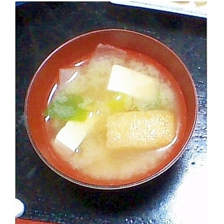 白菜・絹ごし豆腐・油揚げの味噌汁